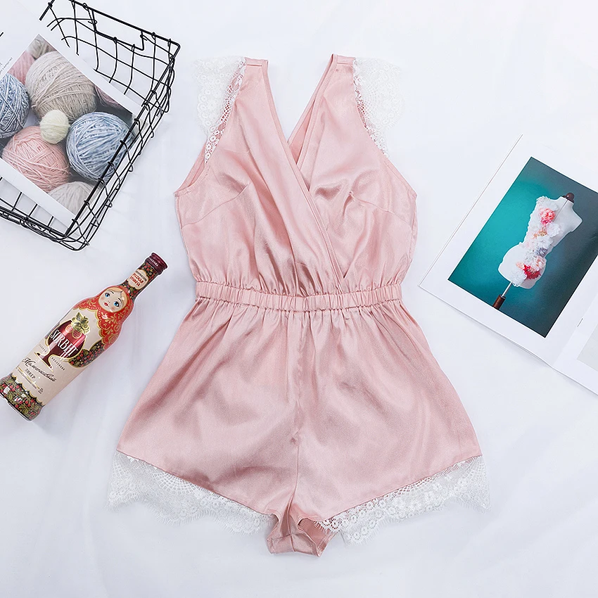 Пижама женская атласная на тонких бретельках с V образным вырезом| |