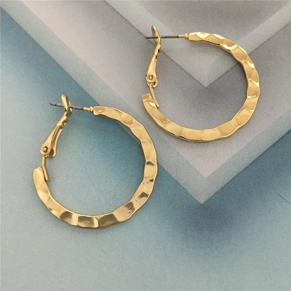 Серьги кольца женские золотистые простые тонкие украшения с кованой