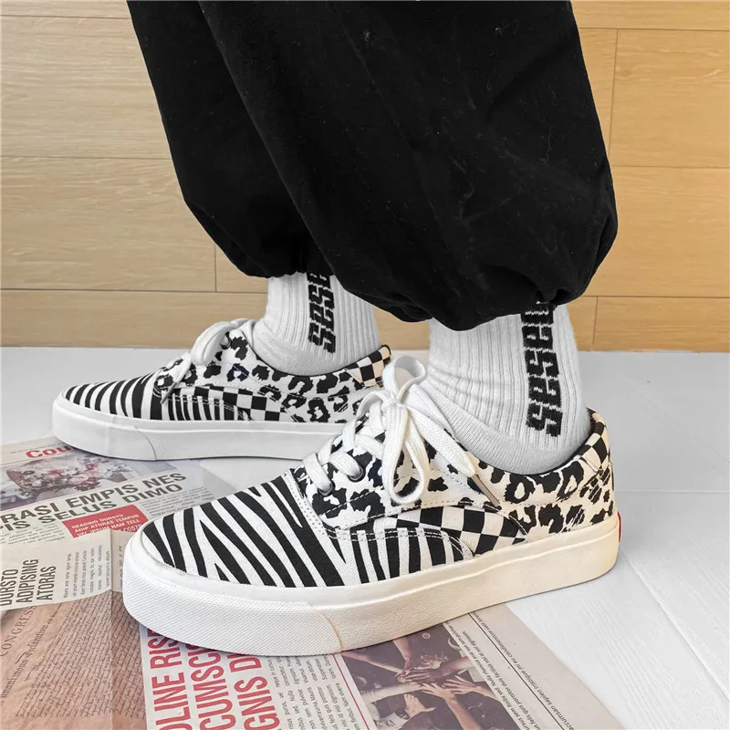 2021 New Graffiti Leopard Low up Canvas Sneakers for Men Classic White Lattice Man Board Shoes Men Flat Lace Men Vulcanize Shoes