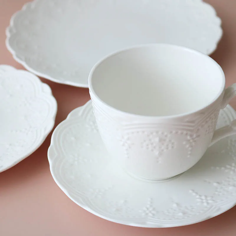 Керамическая белая рельефная Цветочная узор элегантная лепестковая тарелка