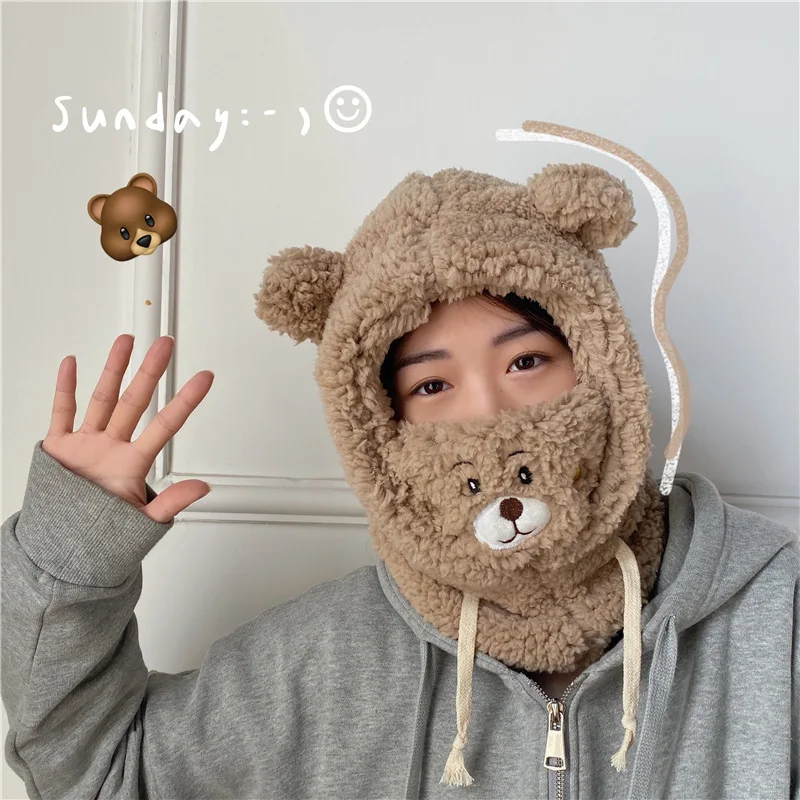 

Милая шапка-маска из овечьей шерсти с медведем, плюшевые теплые и ветрозащитные шапки-уши Lei Feng для женщин, 2020 роскошные женские Чепчики, диз...