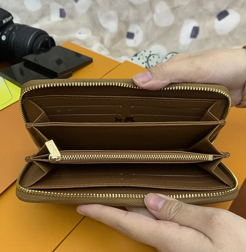 

Branded wallets, branded clutches, branded high-quality wallets luxury wallet