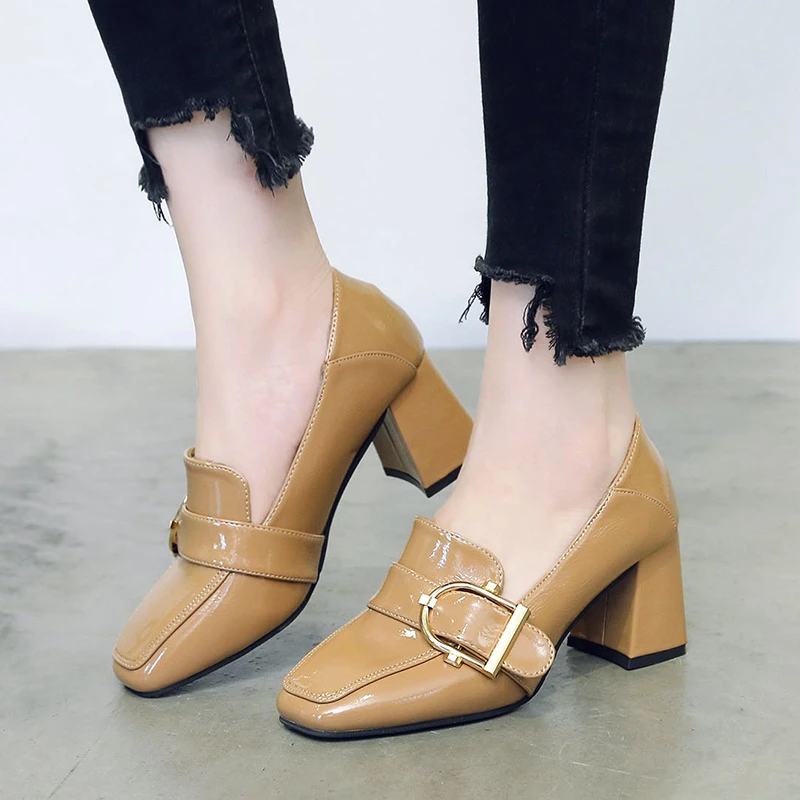 Выразительные Яркие кожаные туфли на высоком толстом каблуке с металлической