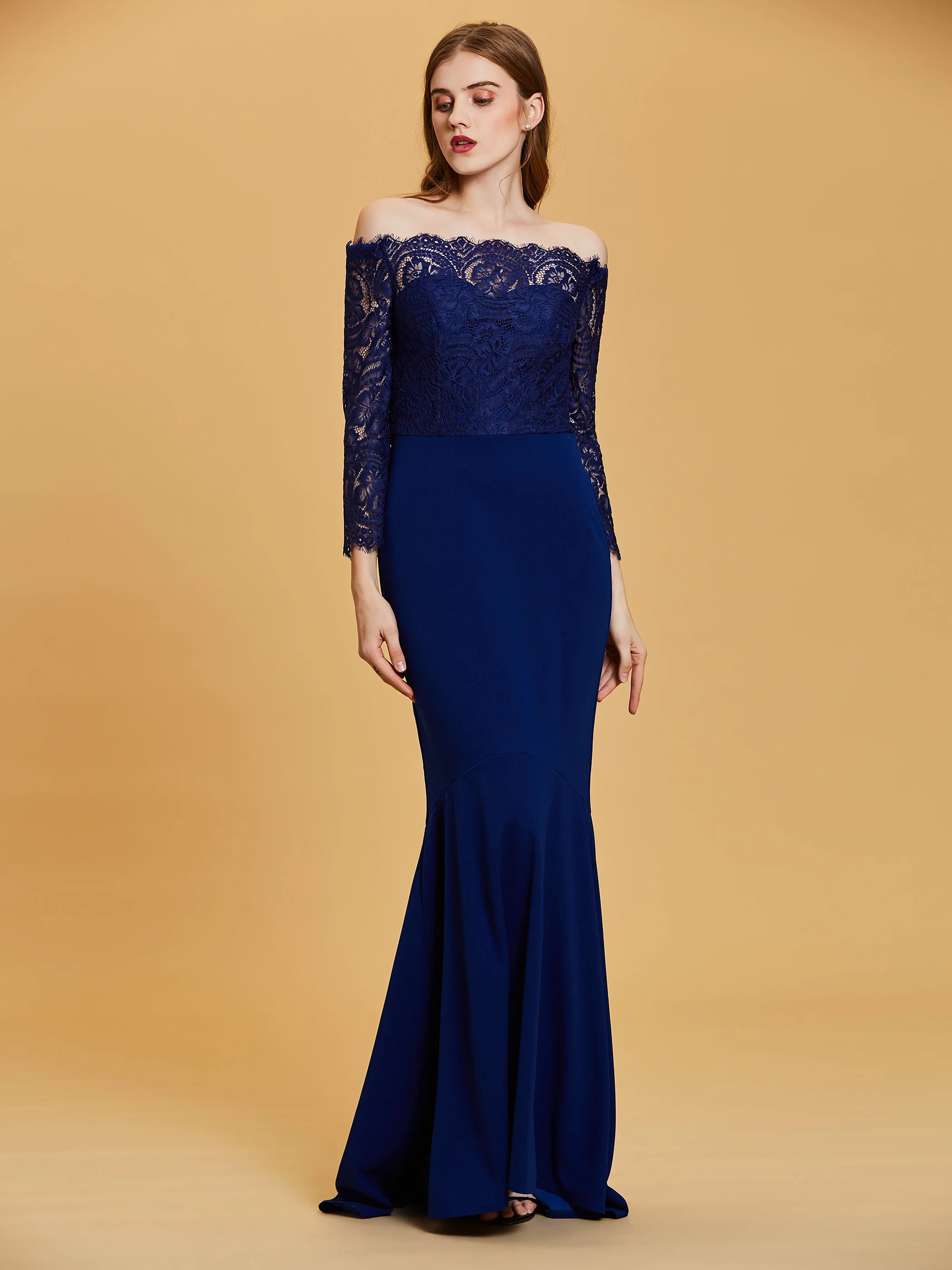 Кружевное вечернее платье с открытыми плечами и длинными рукавами в стиле