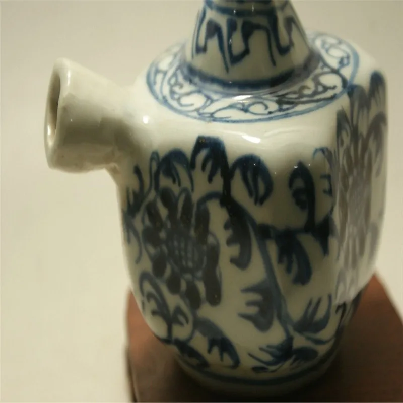 Тонкий старинный фарфор белого и голубого цвета в Керамика картина воды виде