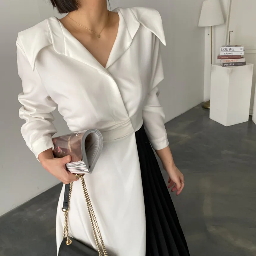 Женское элегантное платье трапециевидной формы с отворотами приталенное