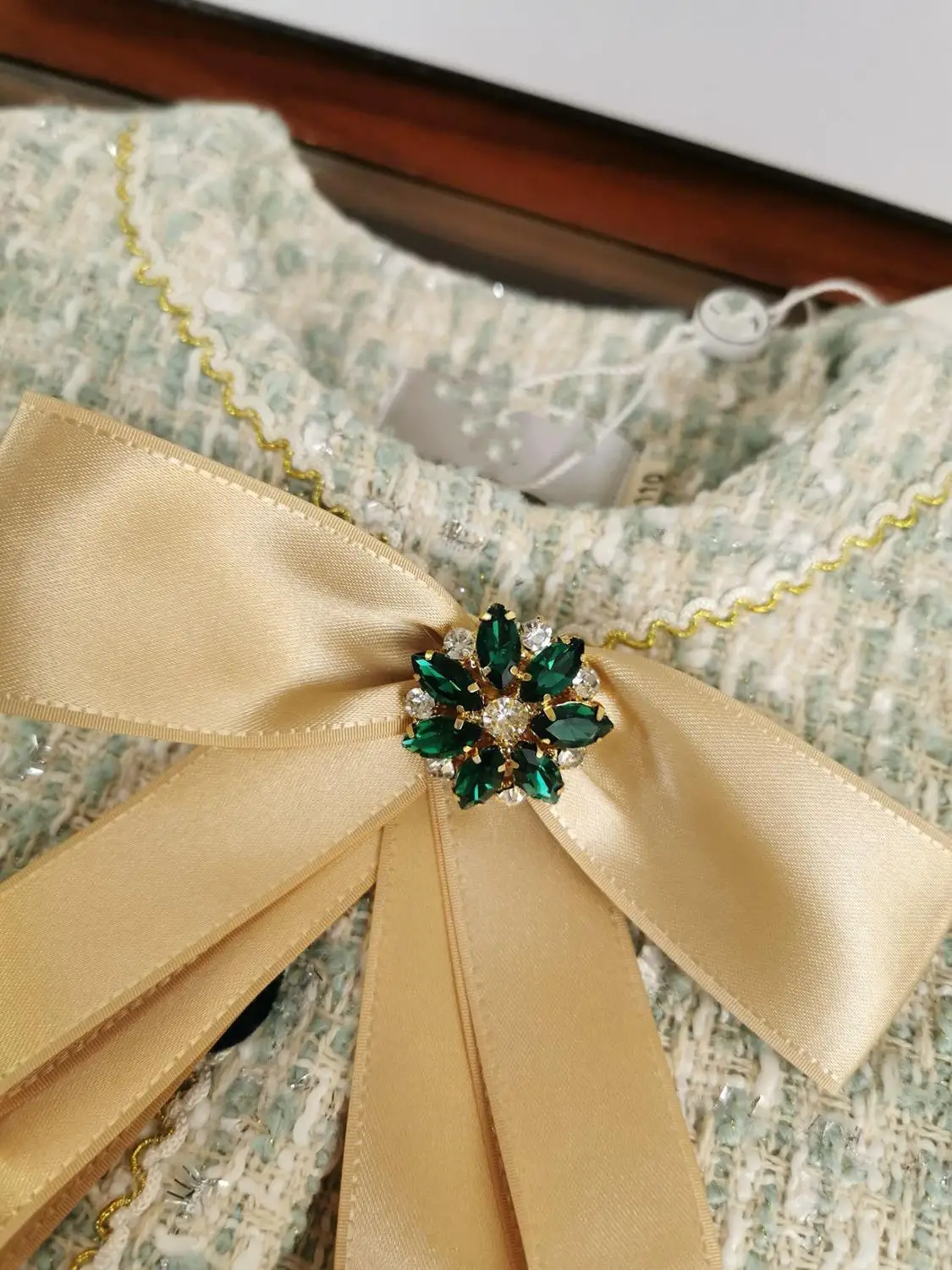 Luxury Brand New Design Girls Clothes Suit Two Piece Long Sleevel Bow Flower Brooch Open Stitch Cashmere Short Skirt |