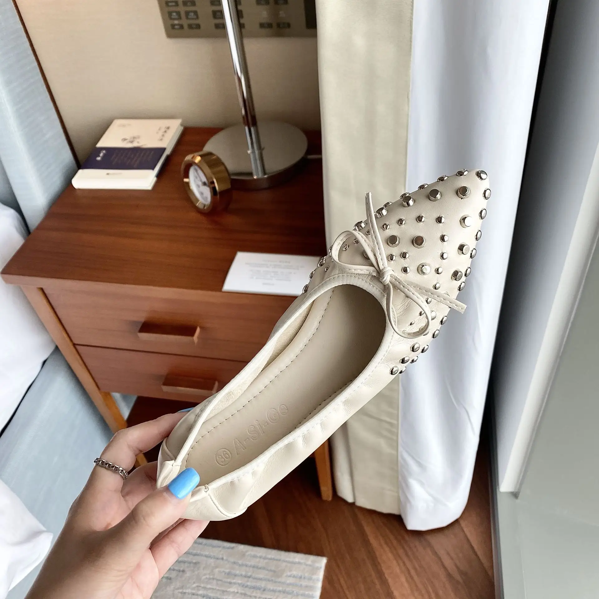 

Shoes Woman Flats Modis Soft Pointed Toe Shallow Mouth Rivets Studs Casual Female Sneakers Autumn Dress 2021 Boat New Fall Rubbe