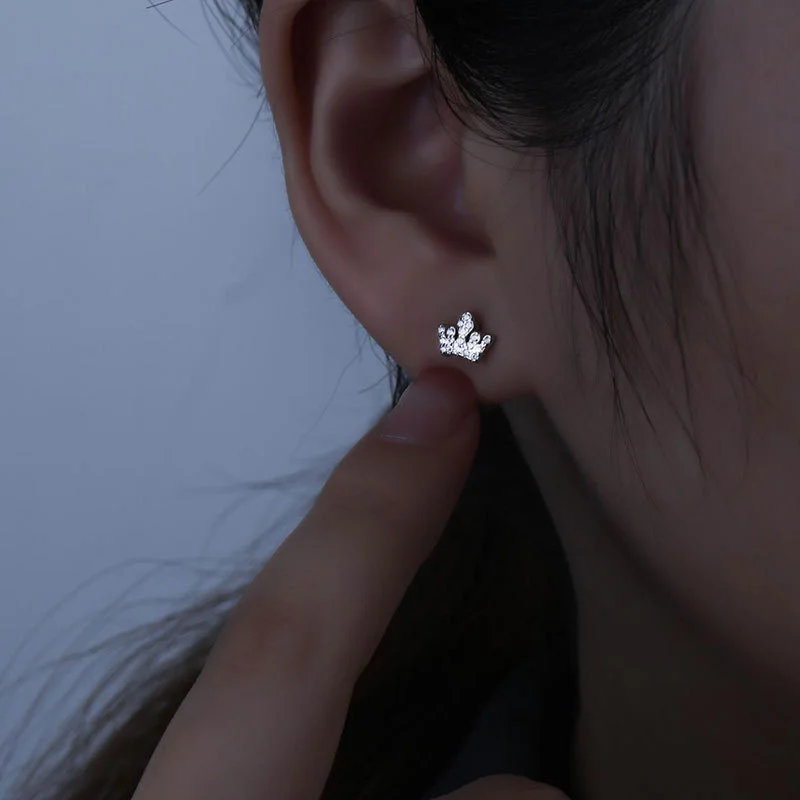 

Yongcheng S925 Sterling Silver full diamond crown emperor Earrings asymmetric Earrings small temperament personality