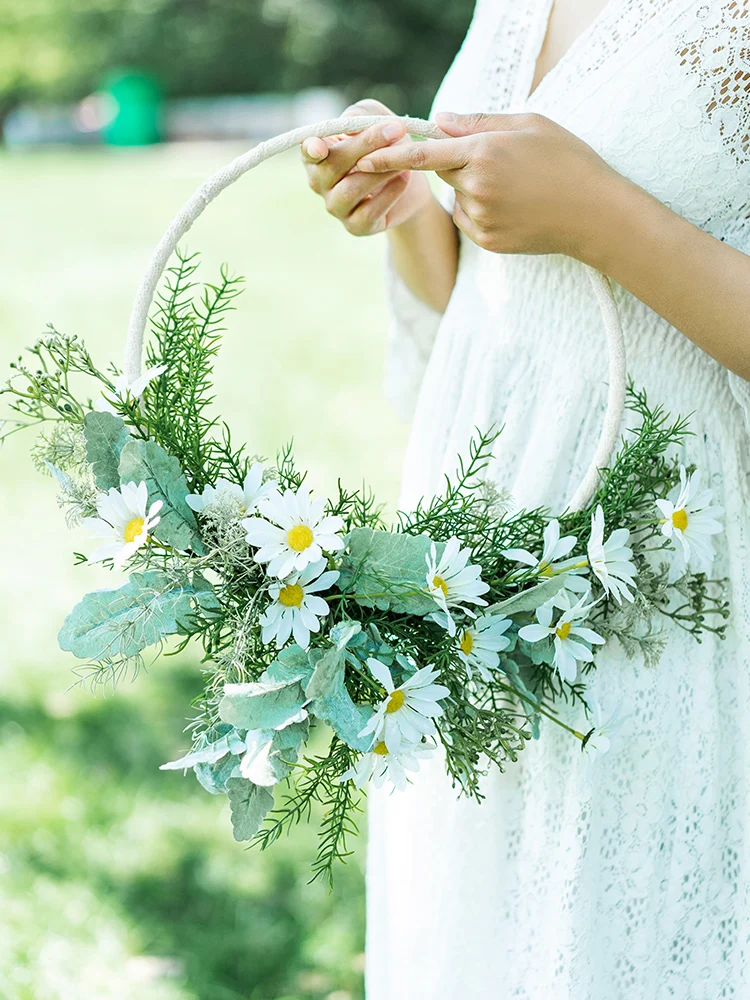 

SESTHFAR Handmade Portable Knocker Garland Artificial White Daisy Round Bridal Wreath Silk Flower Wedding Bouquet Basket