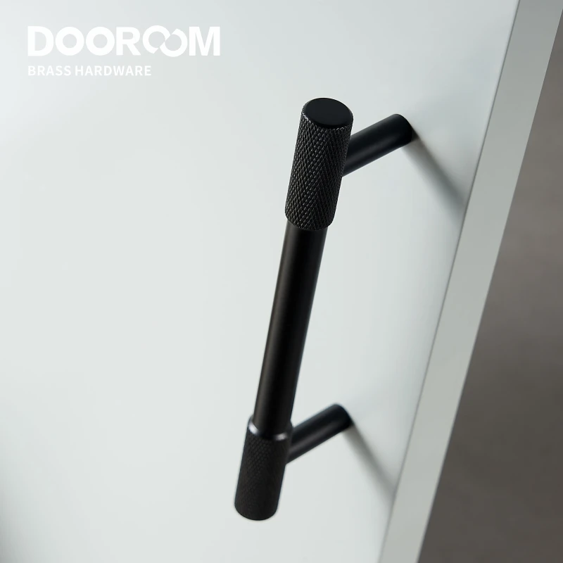 Мебельная ручка Dooroom латунная с накаткой длинные круглые современные ручки для