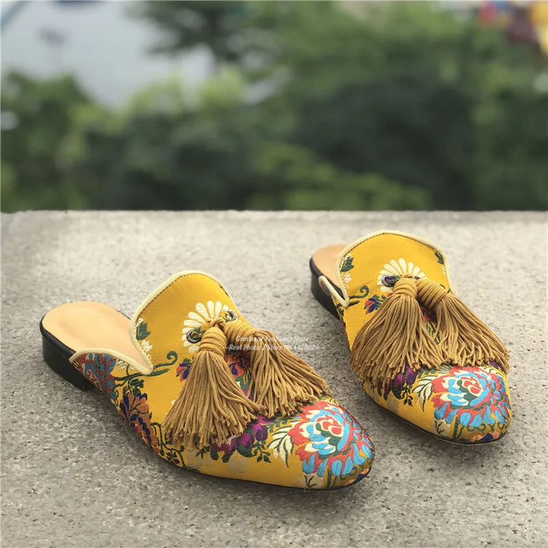 Yellow Модные мужские туфли с круглым носком, украшенные бахромой; вечерние туфли на плоской подошве; шикарные роскошные мужские тапочки из желтого атласа с цветочным узором; размеры 39-46 - Цвет: Yellow