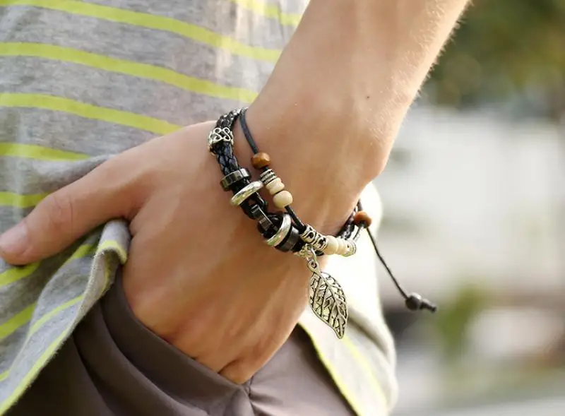 С многослойным покрытием в виде листика из кожи браслет винтажном стиле В