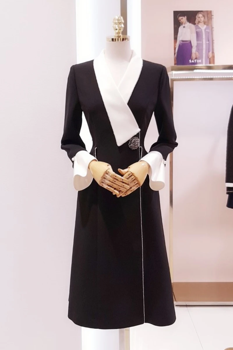 

Spring 2021 New Elegant Slim-Fit Long Sleeves Black Dress French Hepburn Style Ladies Flare Sleeve Mid Length Dress