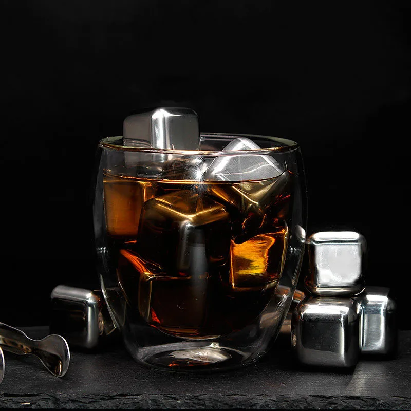 Новый произведенный на одной винокурне кубики льда из камня комплект