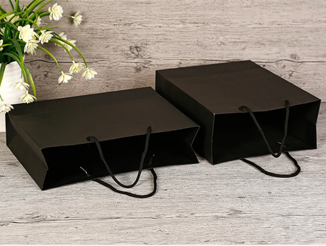 Подарочный пакет из черной бумаги с бесплатной печатью и монохромным логотипом