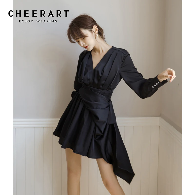 Женское атласное платье с v-образным вырезом CHEERART черно-белое Асимметричное