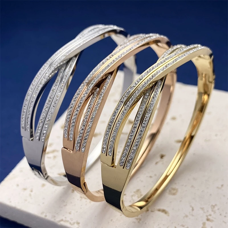 

Браслет-манжета женский из титановой стали и керамики с фианитами