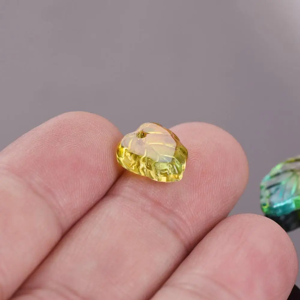 Бусины из хрустального стекла в форме листьев 13x10 мм россыпью сверху