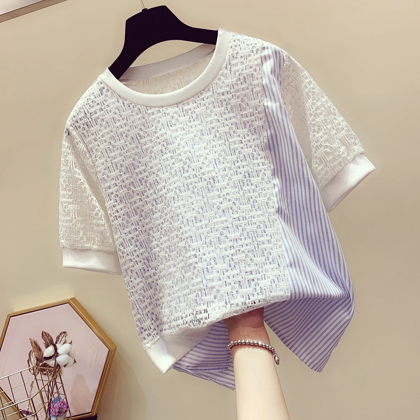 Асимметричная кружевная полосатая футболка с коротким рукавом для женщин