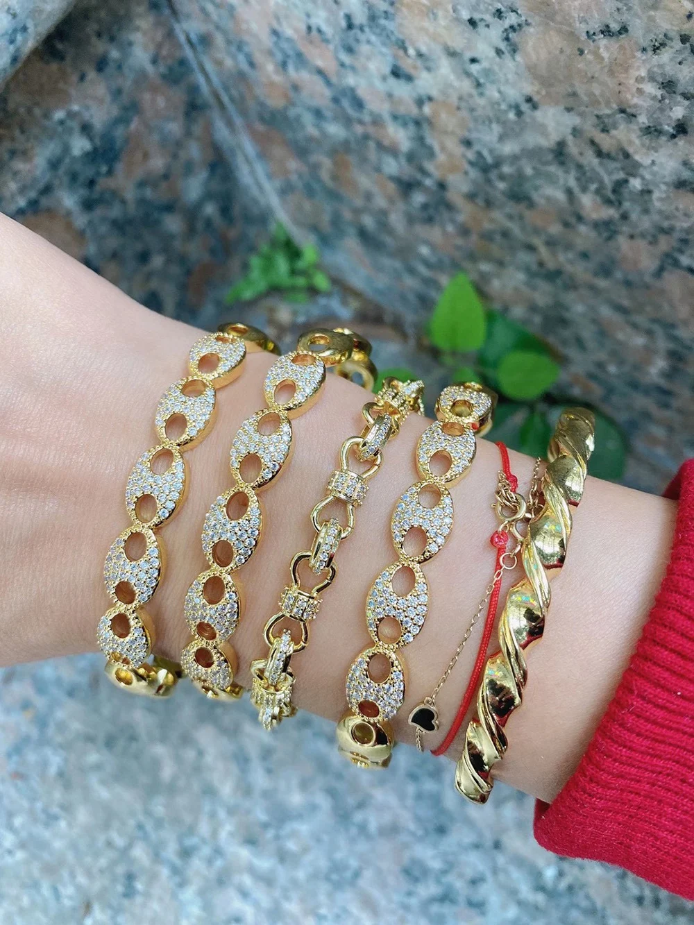 Браслет-манжета из латуни с микровставкой в виде кофейных зерен позолотой