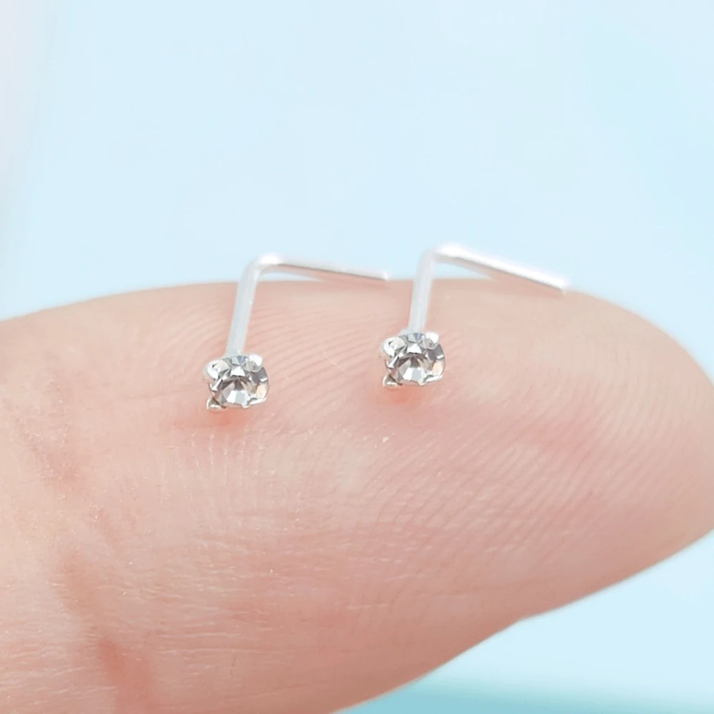 Серьга для пирсинга носа 2 мм прозрачная серебряная L-образная ювелирное изделие