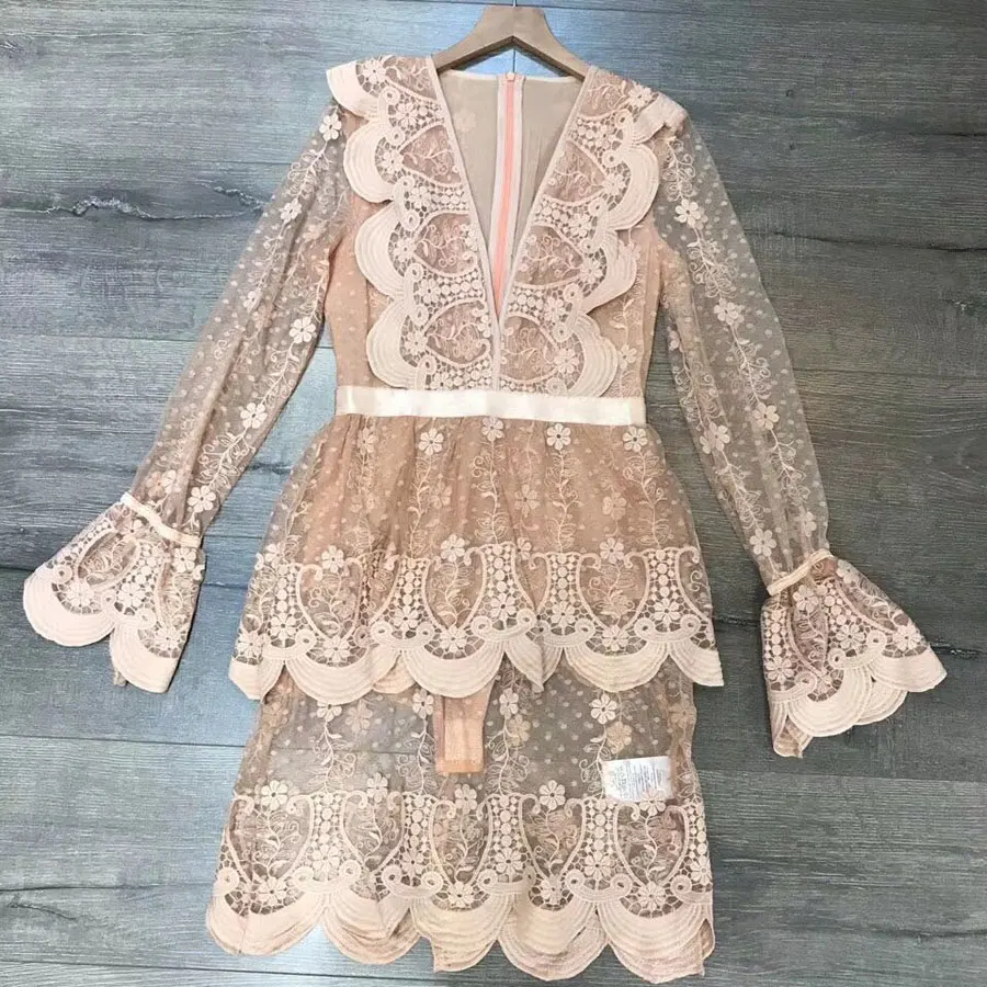 Женское кружевное платье с рюшами розовое дизайнерское привлекательное мини