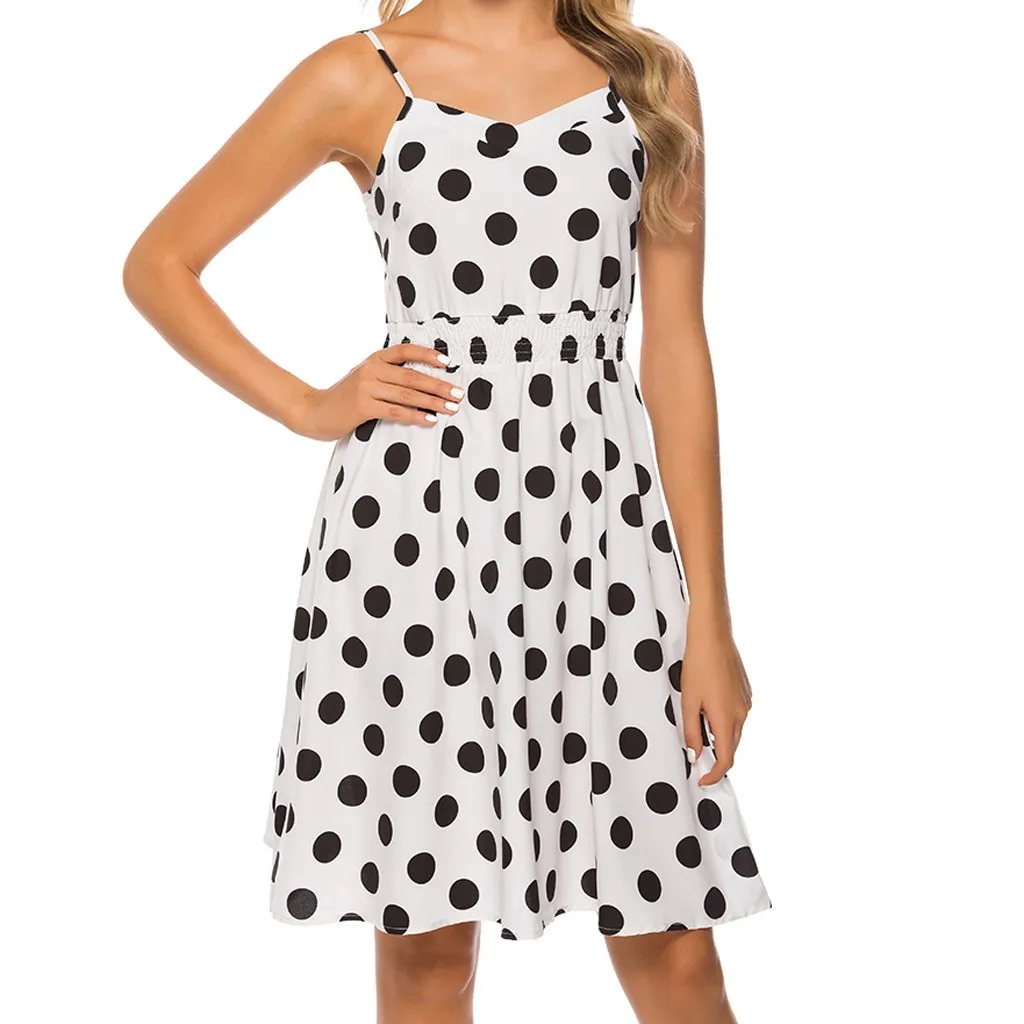 Женское летнее платье в горошек облегающее на бретельках с пряжкой