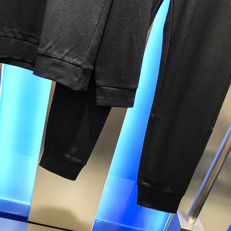 

Autumn 2020 new fashion long sleeve two piece suit slim personality chest label round neck sweater casual suit men's fashion