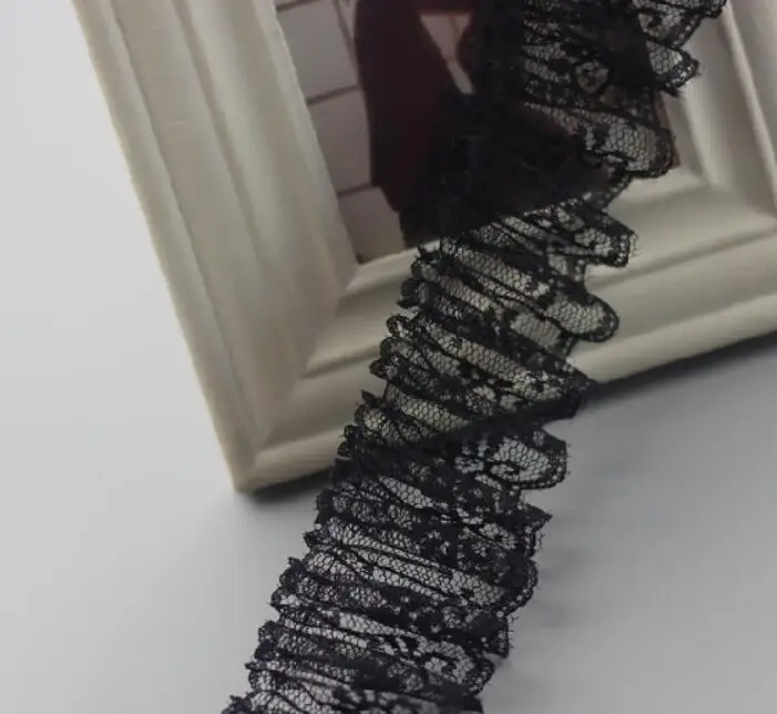 Черно-белое плиссированное платье с кружевным гипюровым воротником 1 м ширина 5