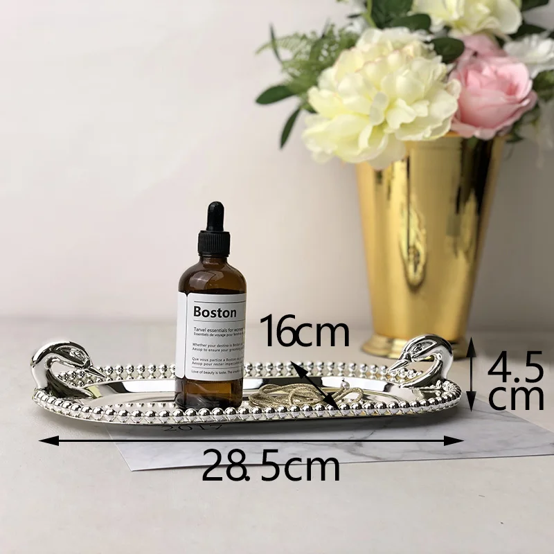 Блюдо из жареной утки с гусиной головкой Посеребренная металлическая тарелка