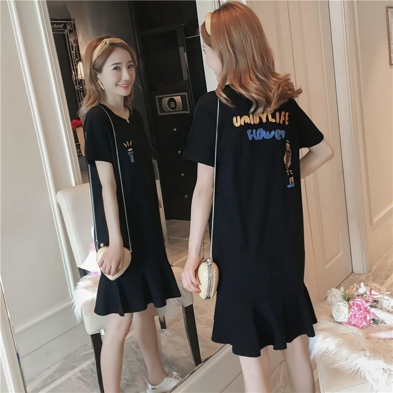 Женское платье футболка с оборками свободное средней длины коротким рукавом и