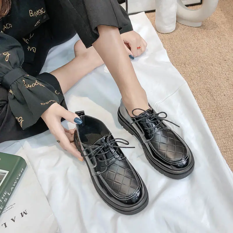 

British Style Leather Women Dress Shoes Autumn Retro Bright Leather Ladies Flat Shoes Round Toe Professional Women Work Shoes