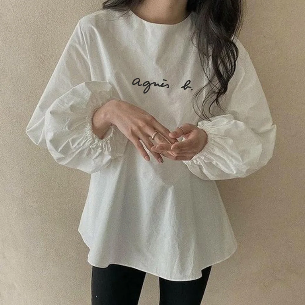 

Женская блузка средней длины в стиле пэчворк с круглым вырезом и надписью