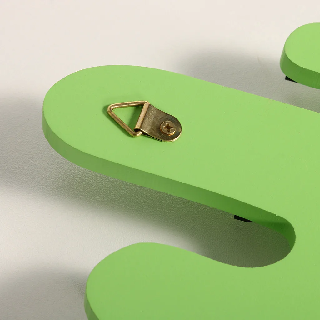 Настенный крючок из ДВП многофункциональный позволяет легко установить и снять