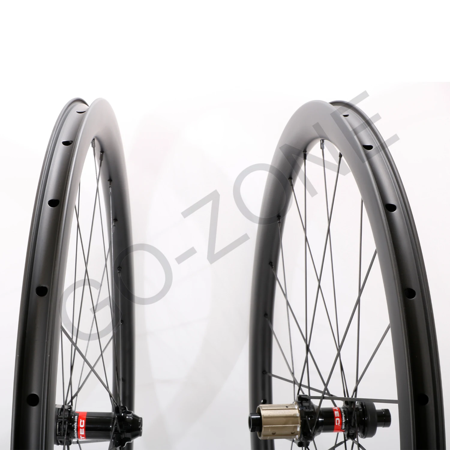 Суперлегкая клинчерная бескамерная карбоновая колесная пара шириной 25 мм