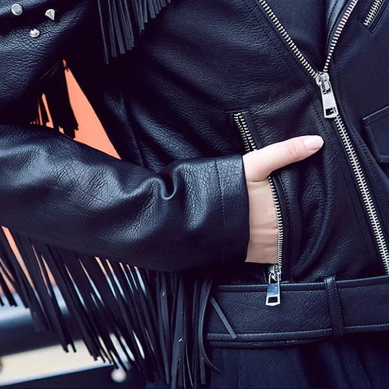 Женская кожаная куртка с бахромой и заклепками черная короткая мотоциклетная в