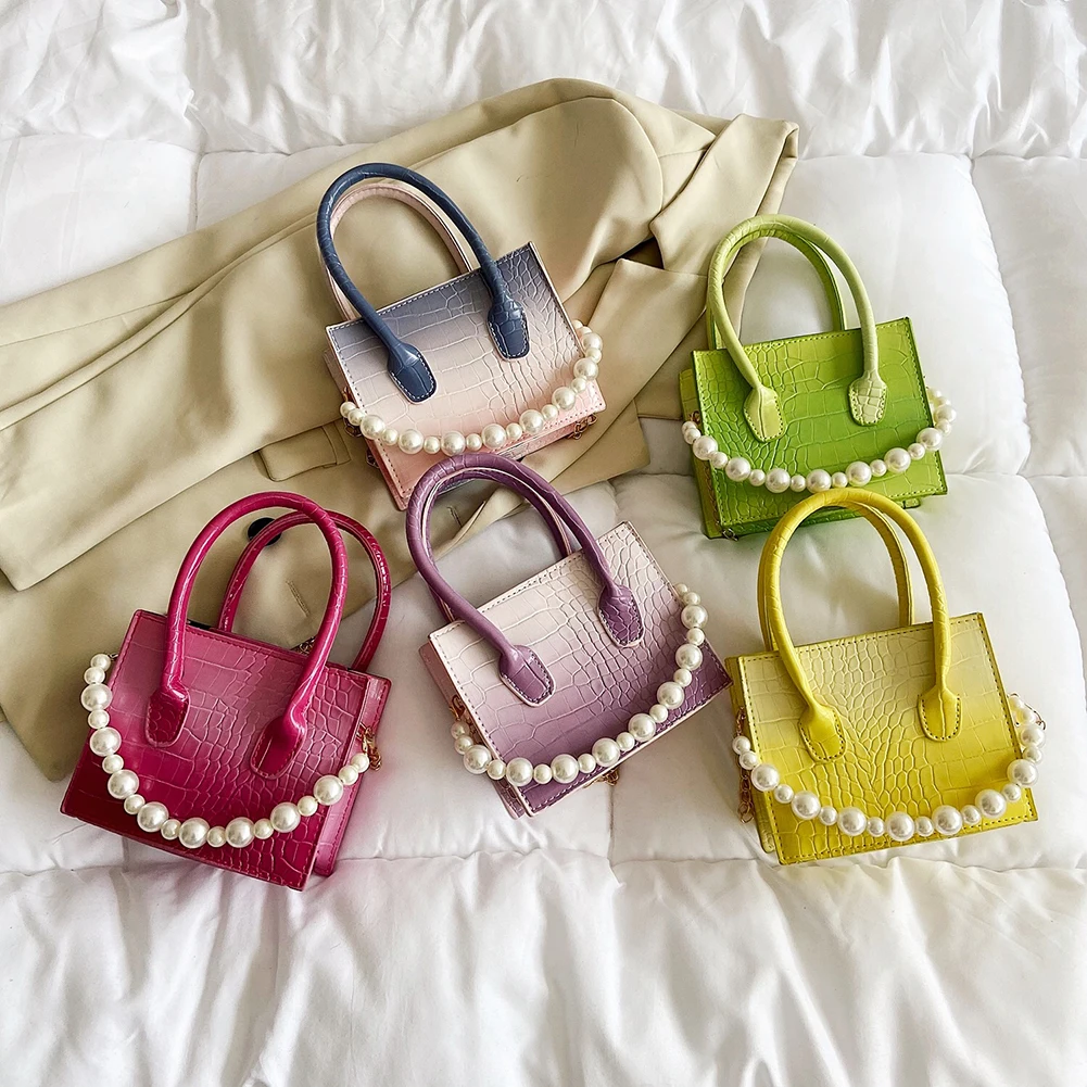 

Сумка-мессенджер женская из искусственной кожи с градиентным узором под аллигатора и жемчужной цепочкой