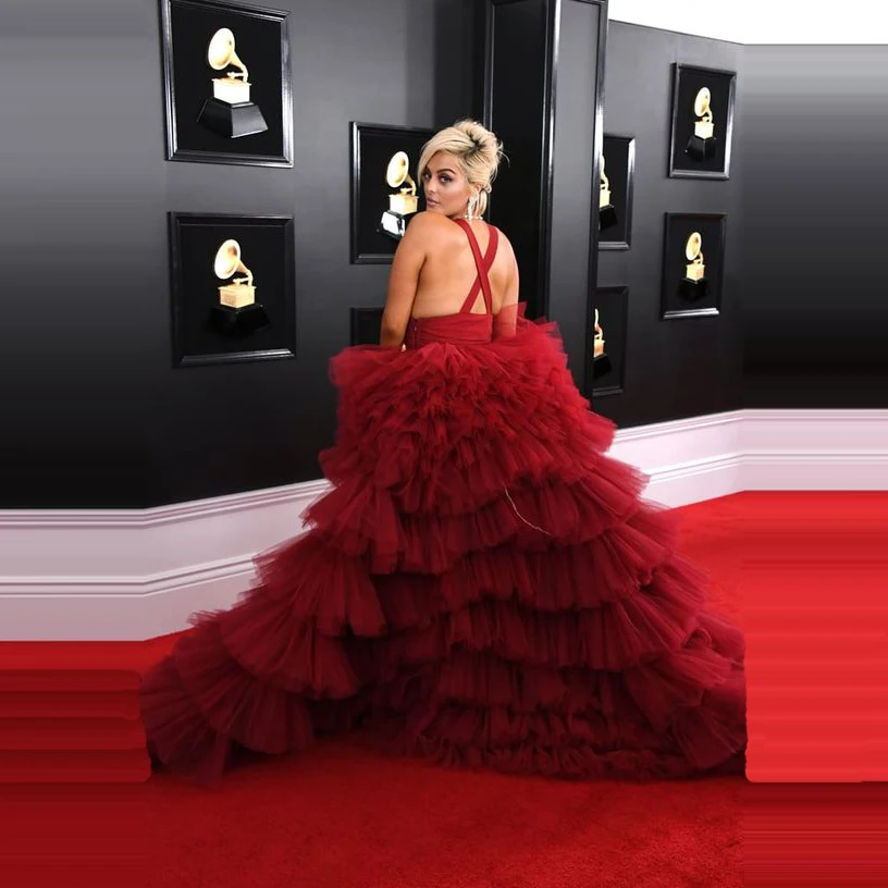 Вечерние платья Grammy Celebrity красного цвета из тюля с разноуровневой юбкой, глубоким V-образным вырезом на спине и крест-накрест перекрещивающимися лямками. (Перевод включает описание товара, но без названия "vestido das celebridades on", та