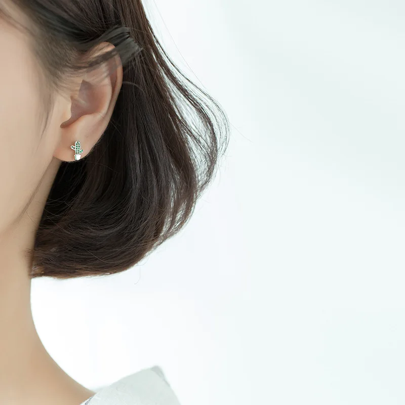 Серьги гвоздики женские из серебра 925 пробы с зеленым цирконием и