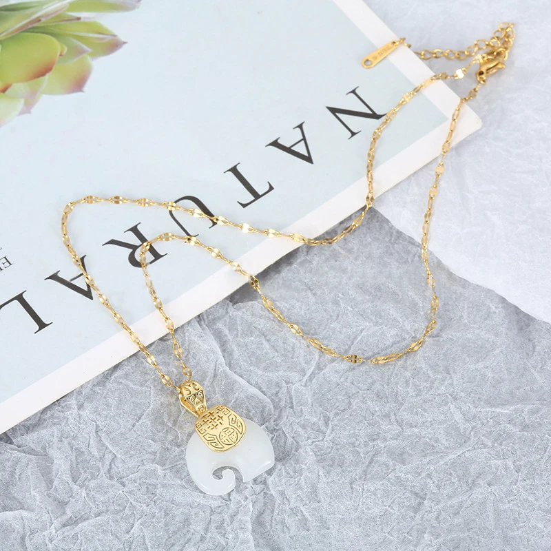 Цепочка с подвеской в виде слона из натурального камня