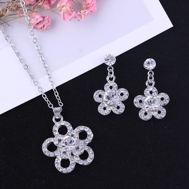 

Fashion Romantic Zircon Flower Set Woman Metal Zircon Flower Necklace Earring Set Wedding Decoration 2021 New