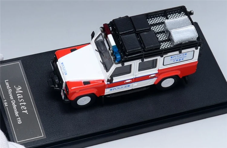

Master 1:64 Land Rover Defender 110 HK Police Disposal w/Accessories Diecast Model Car