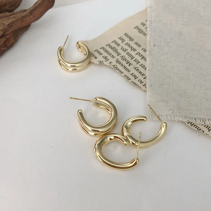 Шикарные серьги гвоздики золотого и серебряного цвета с волнистыми