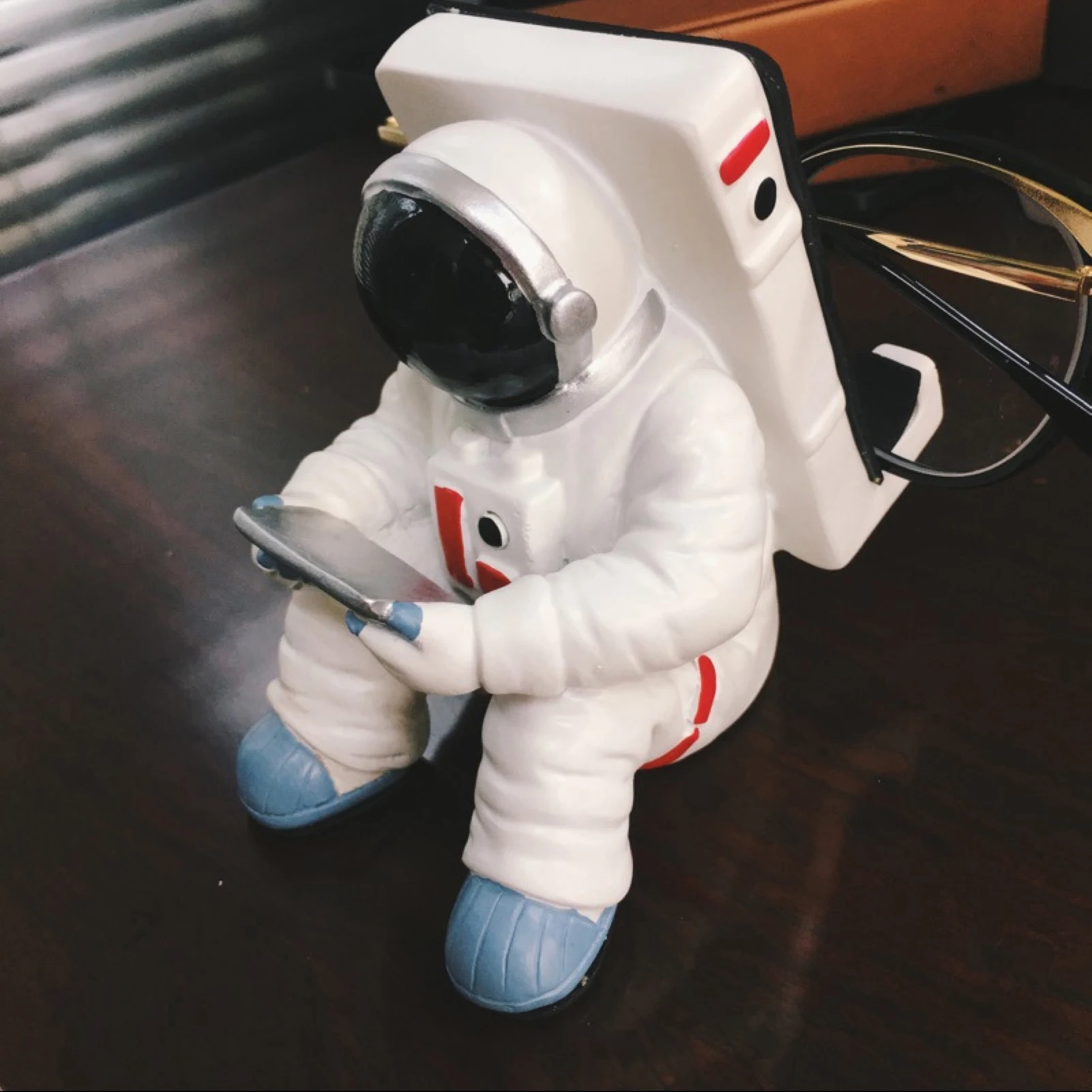 

Durable Phone Holder Stands Resin Phone Accessories Creative Astronaut Desktop Universal Mobile Phone Stand Holder Mount Bracket