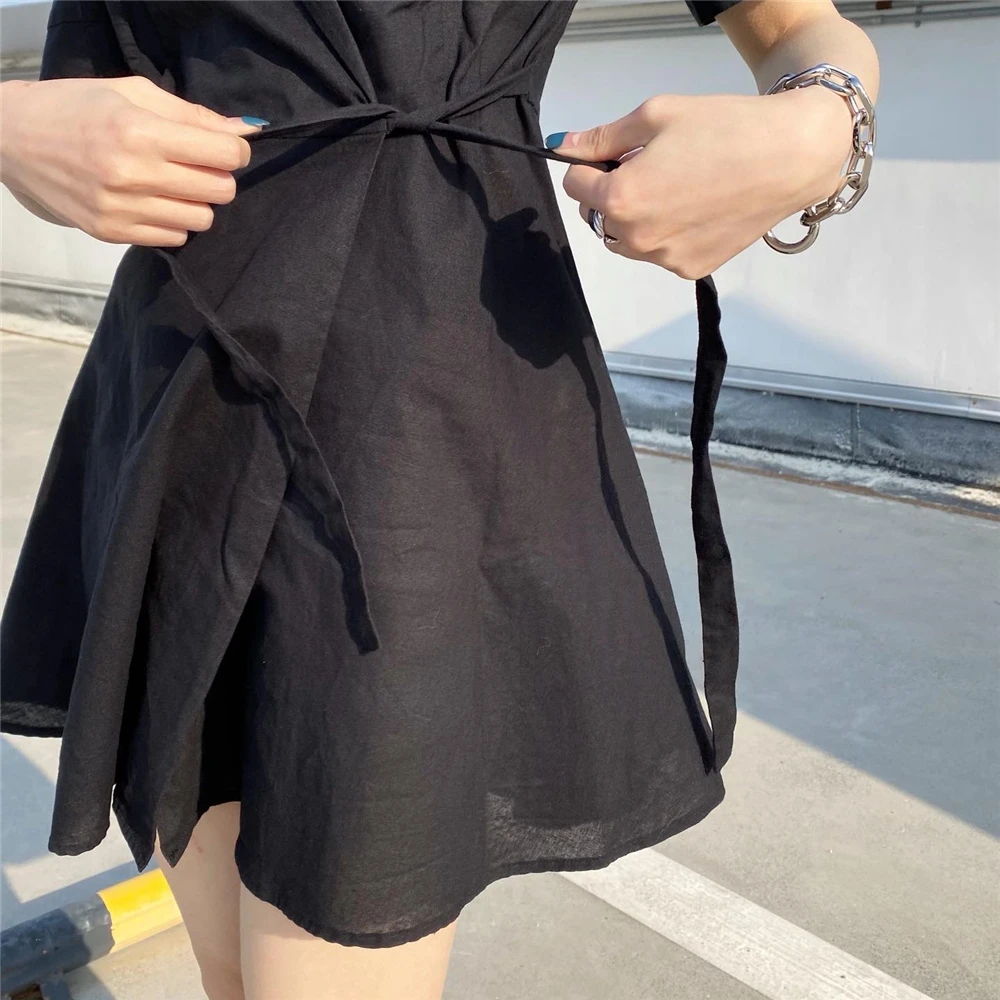 

2020 Summer New V-neck Temperament Fashion Comfortable Slim Lace High Waist Hepburn Style Short Sleeve Small Black Short Dress