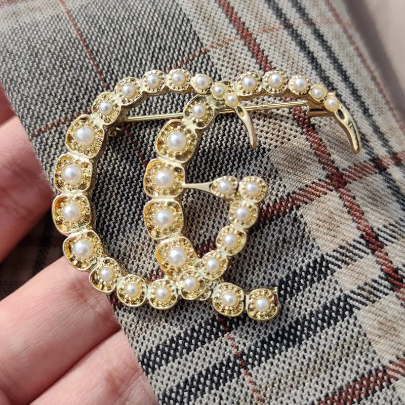 

Women's Pearl Fashion Brooch letter G Ladies fashionable Sweater Coat Accessorie Luxury Brooch For Lady Party Wedding Brooch Pin