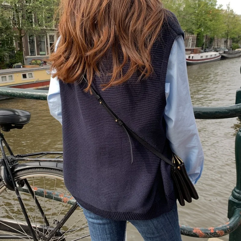 Жилет женский вязаный однотонный с V-образным вырезом весна-осень 10974 | Женская