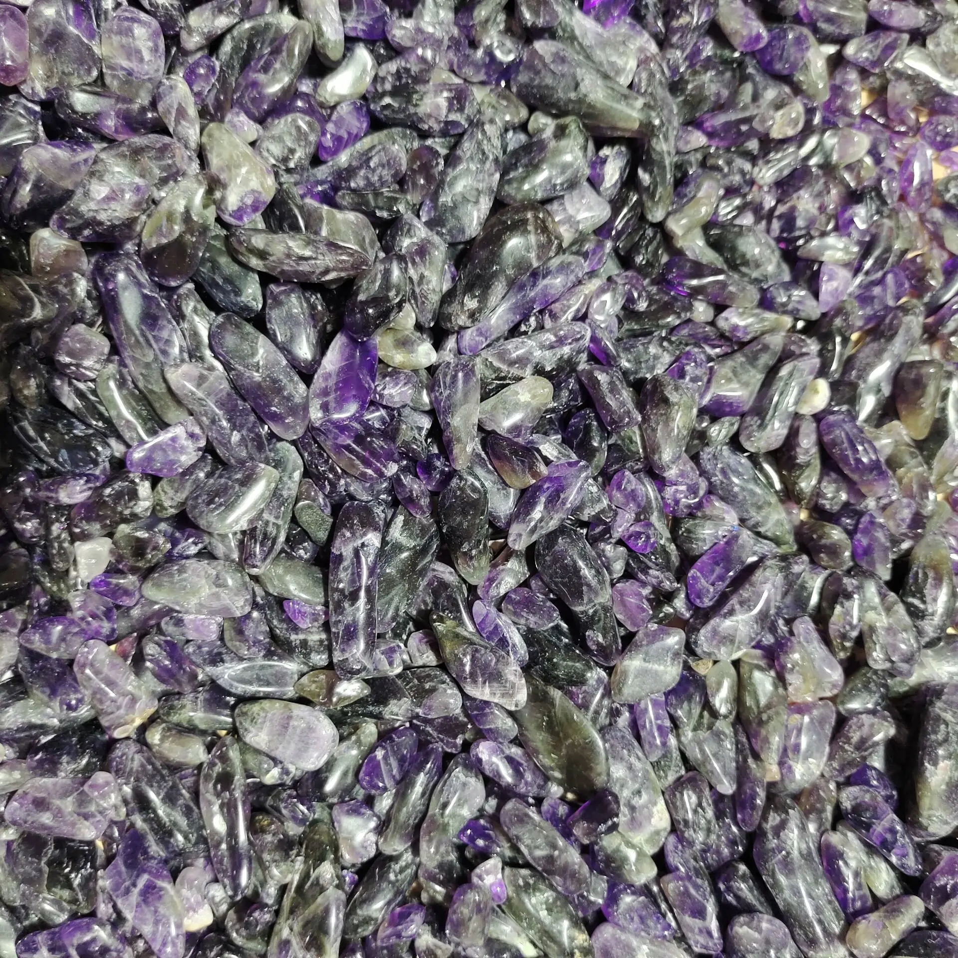 

Natural amethyst crystal rubble decorates the home Fish Tank Aquarium Garden Healing Energy Stone Decoration