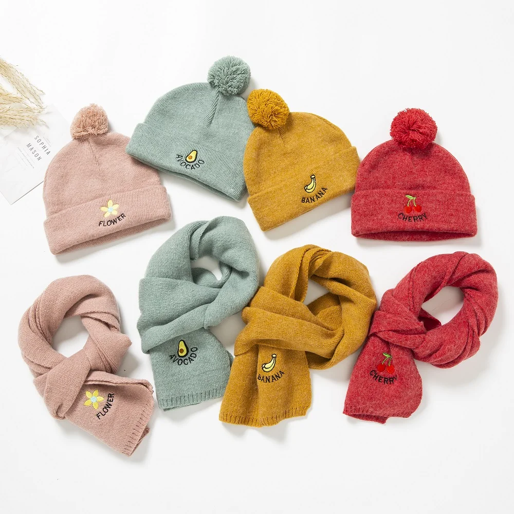 

Детская вязаная шапка с вышивкой, на возраст 2-10 лет